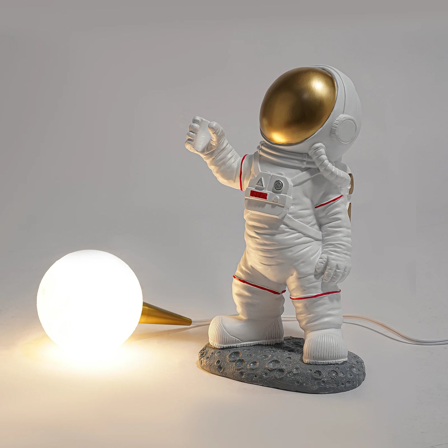 Rust-Resistant Astronaut Table Lamp Night Light Lamp for Children Spaceman Moon Desk Lamp for Bedrooms, Lounges and Kids' Rooms