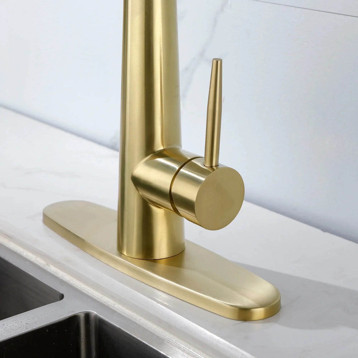 Kitchen Sink Faucet with Pull Out Sprayer,Fingerprint Resistant, Single Hole Deck Mount,Gold Kitchen