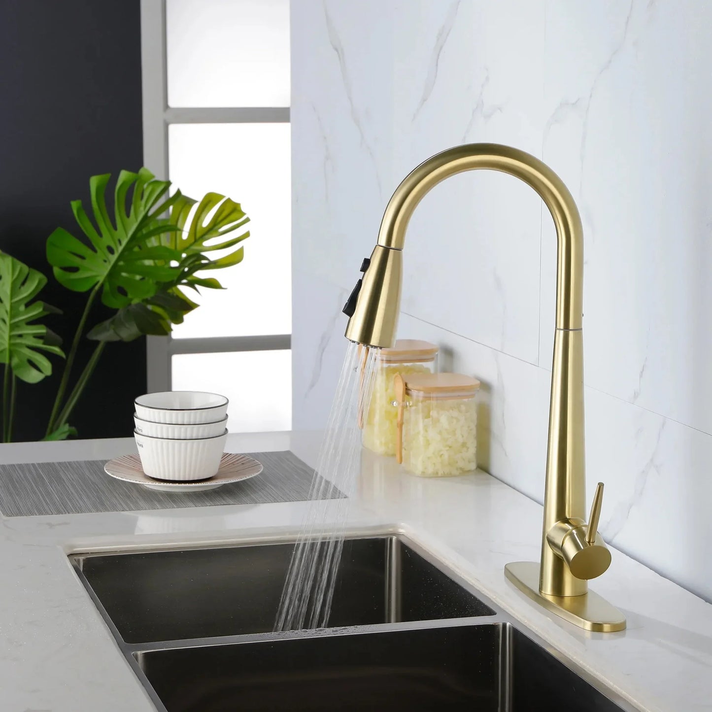 Kitchen Sink Faucet with Pull Out Sprayer,Fingerprint Resistant, Single Hole Deck Mount,Gold Kitchen